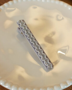 Grande pince crocodile velours gris croquet brillant argenté et blanc Marie-Joséphine