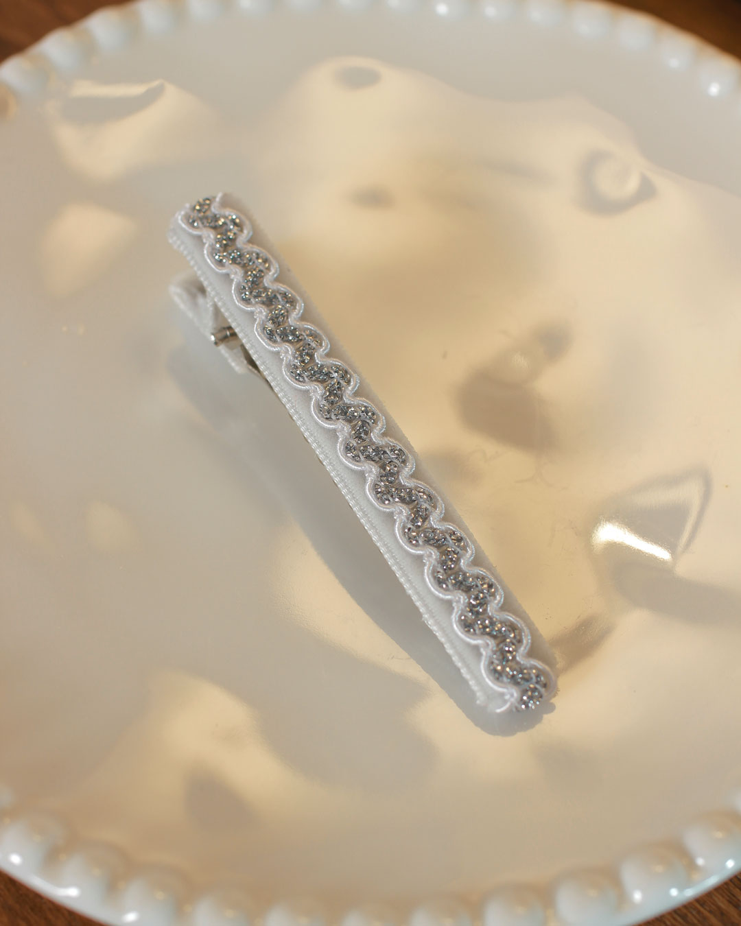 Grande pince crocodile velours gris croquet brillant argenté et blanc Marie-Joséphine