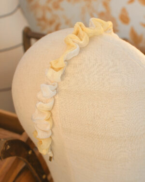 Serre-tête Chloé en soie jaune pâle et crème sur structure métallique dorée à l’or fin Marie-Joséphine