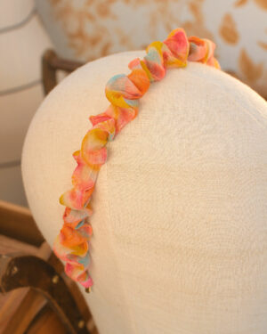 Serre-tête Chloé Sunset en soie orange rose et bleue sur structure métallique dorée à l’or fin