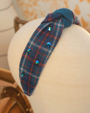 Serre-tête Victoire Chelsea tartan bleu rouge et blanc lainage bleu canard cristaux autrichien scarabé Marie-Josephine