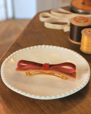 Barrette Louise Cardinal velours caramel noeud rouge et cristal rouge autrichien Marie-Joséphine