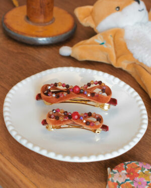 Duo de barrettes clip mère-fille Marie-Joséphine en velours rouge cardinal recouverte d'un noeud en velours fauvre et d'un noeud en perles de verre camels, bordeaux et rouges