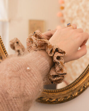 Grand chouchou Aurore en viscose ocre aux motifs abstraits rose nude, crèm et noir Marie-Joséphine