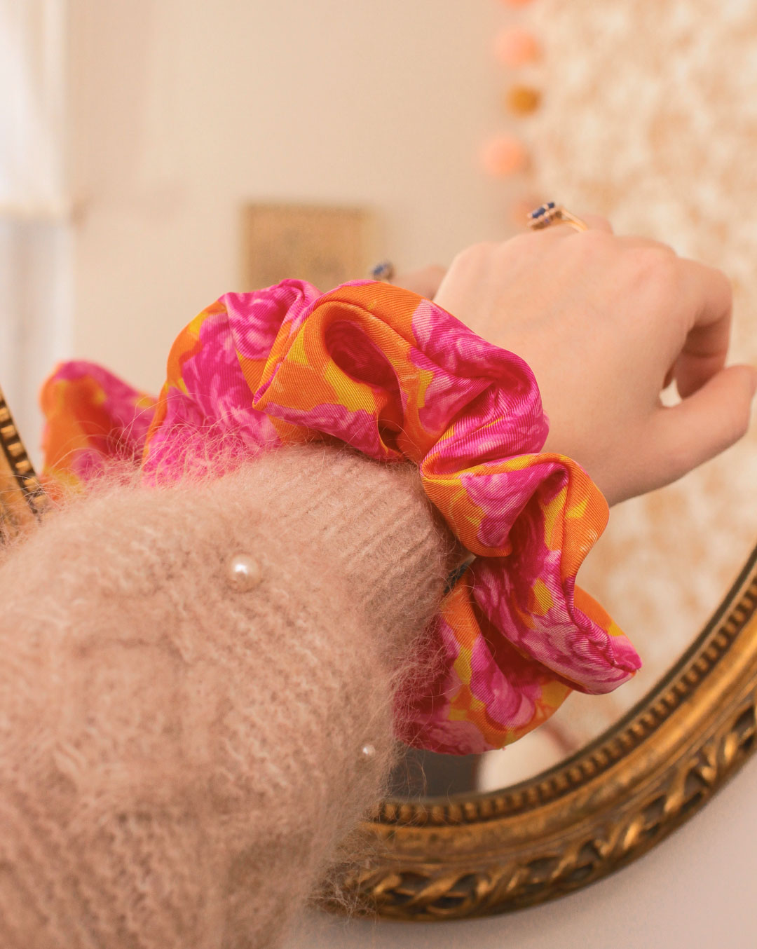 Grand chouchouen twill de soie aux motifs floraux rose et orange