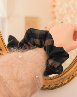 Grand chouchou à carreaux bruns verts et bordeaux Marie-Joséphine