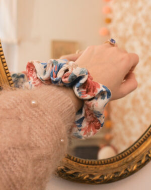 Grand chouchou en maille motifs fleurs blanc rouge et bleu Marie-Joséphine