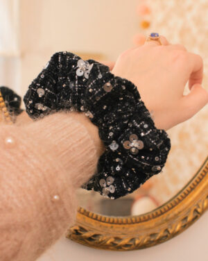 Chouchou en tweed noir et blanc orné de sequins et perles argentés Marie Josephine