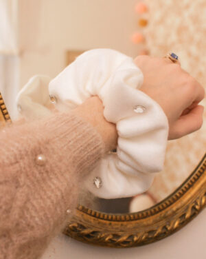 Grand chouchou Marie en lainage blanc orné de six cristaux Swarovski transparents Marie-Joséphine