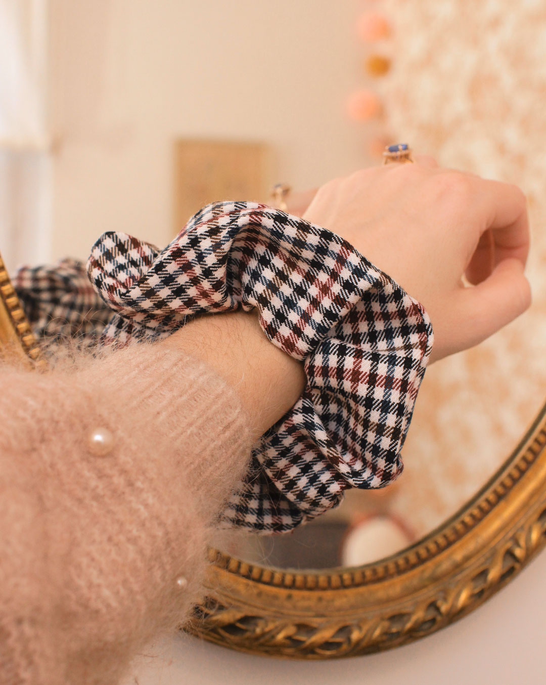 Grand chouchou Mathilde à petits carreaux bordeaux, marine et chocolats sur fond blanc Marie Joséphine