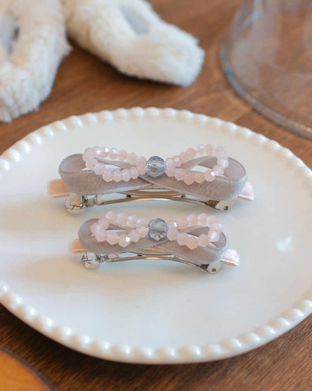 Duo de barrettes mère-fille Margaux velours rose pâle ornées d'un noeud en velours gris clair et d'un noeud en perles rose pâle et gris clair