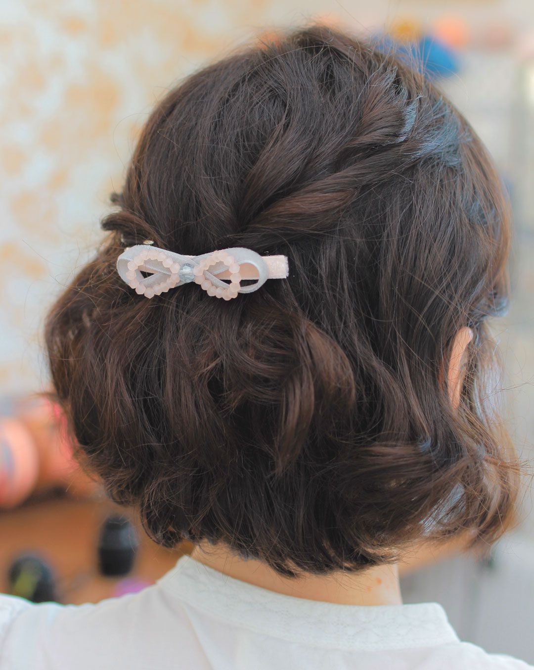 Duo de barrettes mère-fille Margaux velours rose pâle ornées d'un noeud en velours gris clair et d'un noeud en perles rose pâle et gris clair