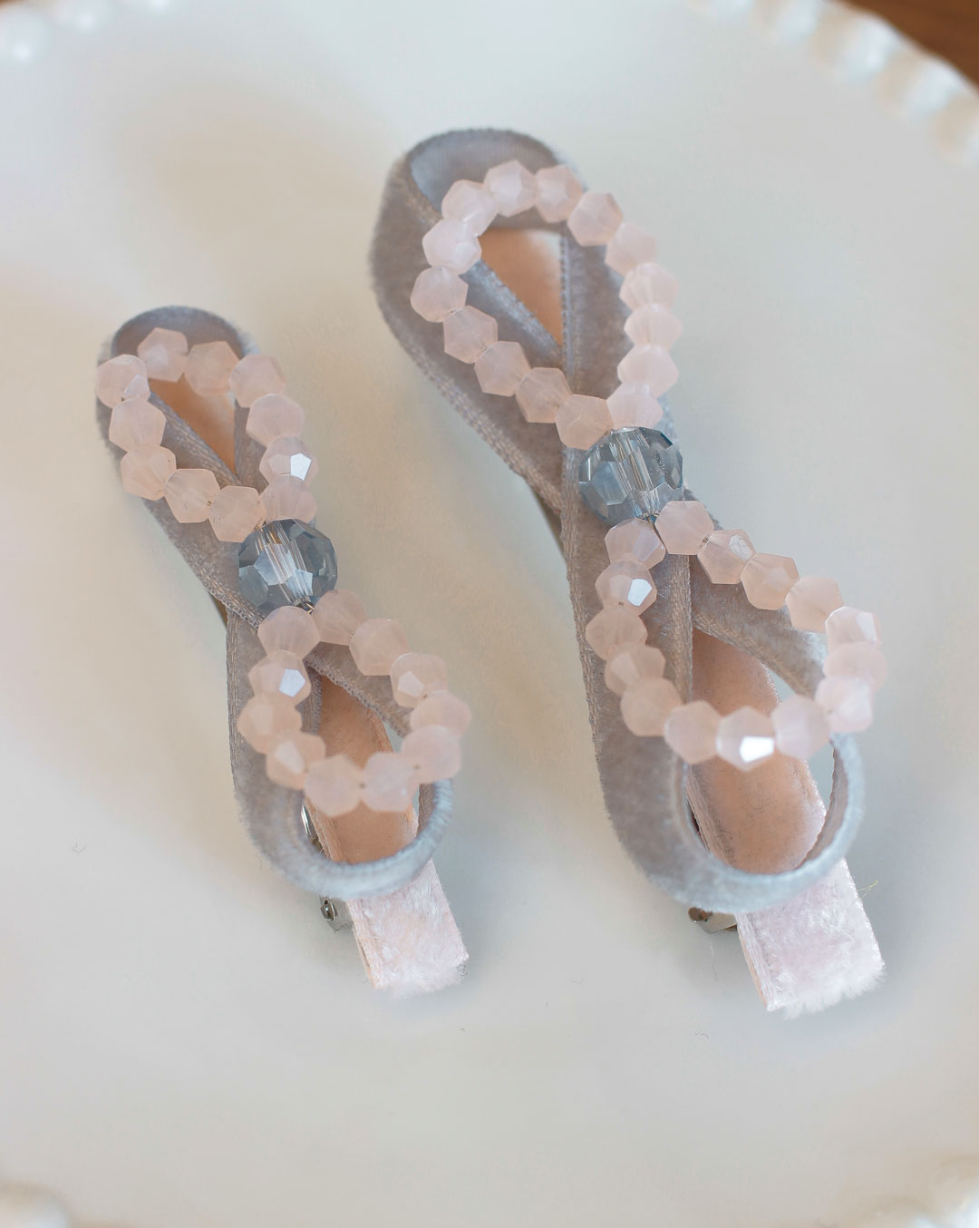 Duo de barrettes mère-fille Margaux velours rose pâle ornées d'un noeud en velours gris clair et d'un noeud en perles rose pâle et gris clair
