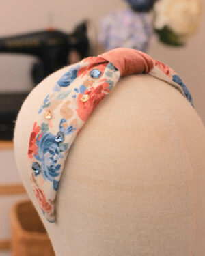 Serre-tête floraison en maille fleuri bleu rouge sur fond blanc et noeud velours rose ancien orné de cristaux Swarovski Marie-Joséphine