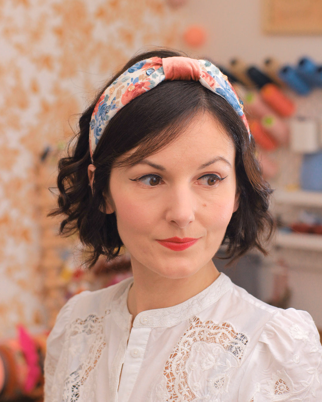 Serre-tête floraison en maille fleuri bleu rouge sur fond blanc et noeud velours rose ancien orné de cristaux Swarovski Marie-Joséphine