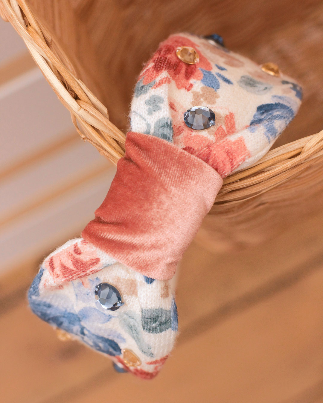 Serre-tête floraison en maille fleuri bleu rouge sur fond blanc et noeud velours rose ancien orné de cristaux Swarovski Marie-Joséphine