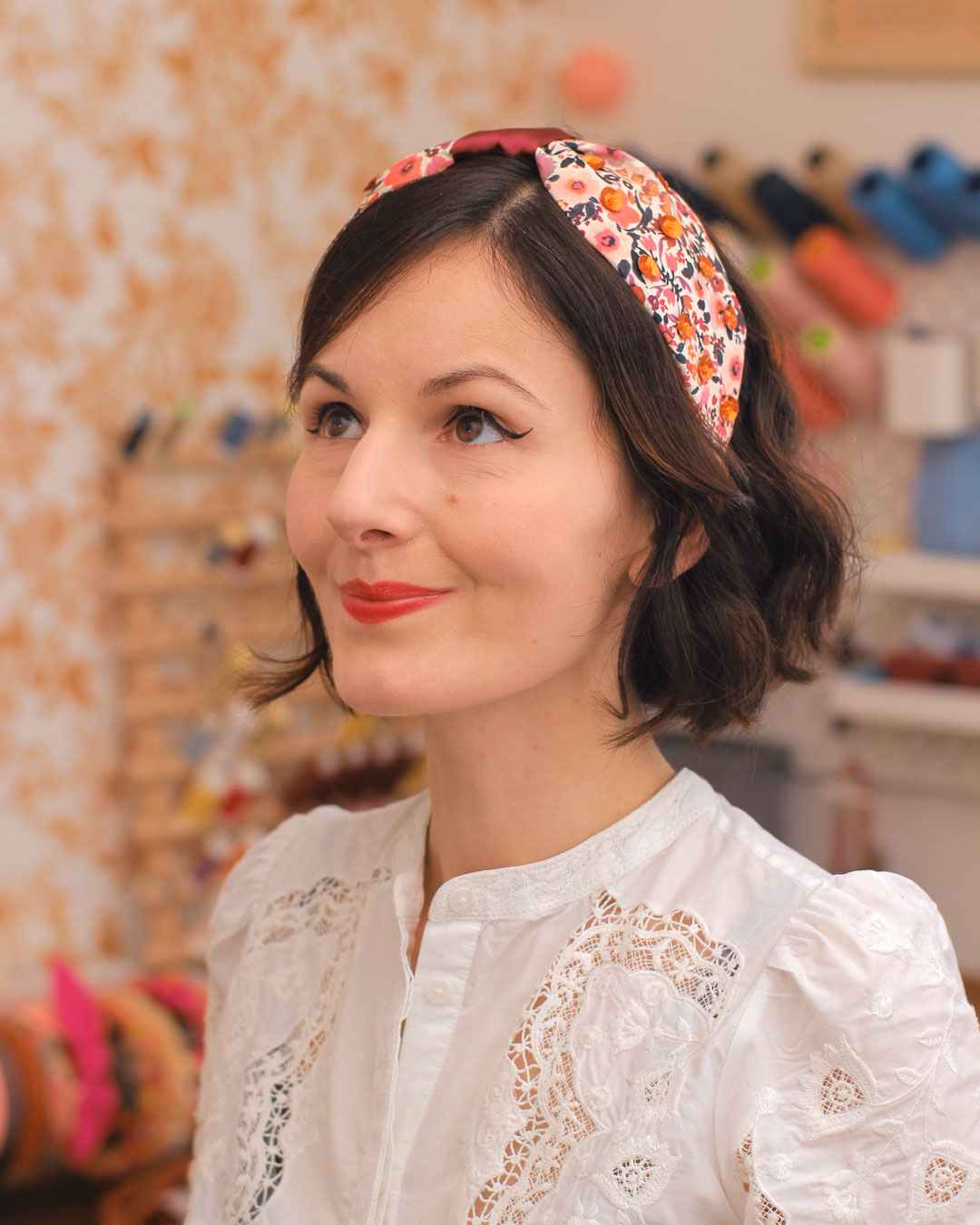 Serre-tête large Elisabeth jardin flamboyant coton fleuri bordeaux rose et orange et satin bordeaux orné de sequins français orange Marie Joséphine