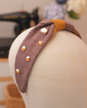 Serre-tête Victoire Notting Hill en lainage petit pied de poule parme et écru et coton moutarde orné de cristaux swarovski dorés et triangle rose noeud entrelacé Marie Joséphine