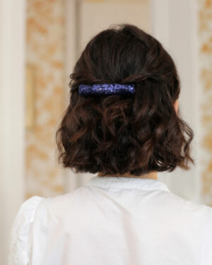 Barrette Hortense Marie Joséphine rectangulaire en sequins bleu marine