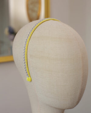 Serre-tête Léopoldine Marie-Joséphine en velours jaune citron et croquet blanc et argenté
