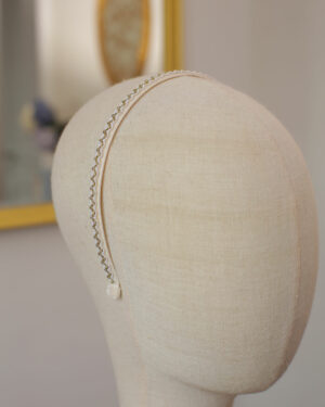 Serre-tête Léopoldine Marie-Joséphine en velours écru et croquet blanc et doré