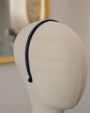 Serre-tête Léopoldine Marie-Joséphine en velours bleu marine foncé et croquet bleu marine et doré