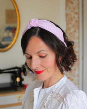 Serre-tête Nicole Baigneuse turban en coton fines rayures blanches et roses Marie-Joséphine