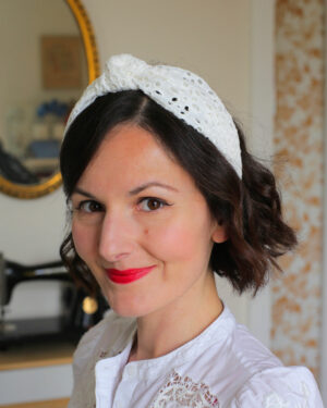 Serre-tête Nicole turban en broderie anglaise marguerite blanche Marie-Joséphine