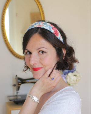 serre-tete ambre Marie-Josephine serre-tete large type bandeau maille fleurs rouges et bleues sur fond blanc