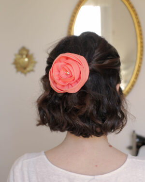 Barrette clip grande rose en tissu haute couture fait main voile de coton corail et cristal pêche doré swarovski Marie-Joséphine. Accessoire invitée mariage