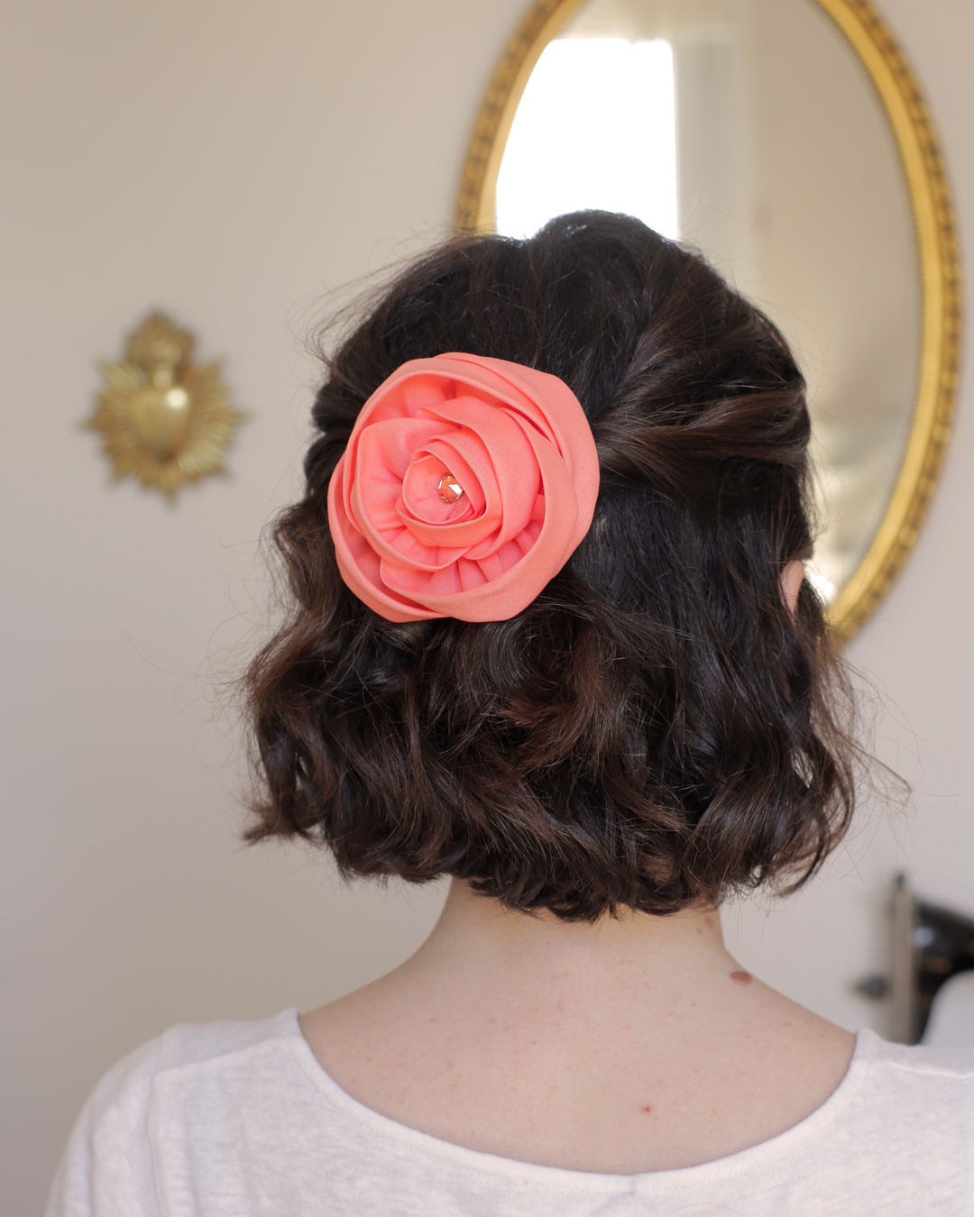 Barrette clip grande rose en tissu haute couture fait main voile de coton corail et cristal pêche doré swarovski Marie-Joséphine. Accessoire invitée mariage