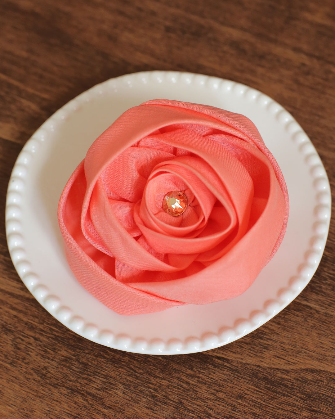 Barrette clip grande rose en tissu haute couture fait main voile de coton corail et cristal pêche doré swarovski Marie-Joséphine. Accessoire invitée mariage