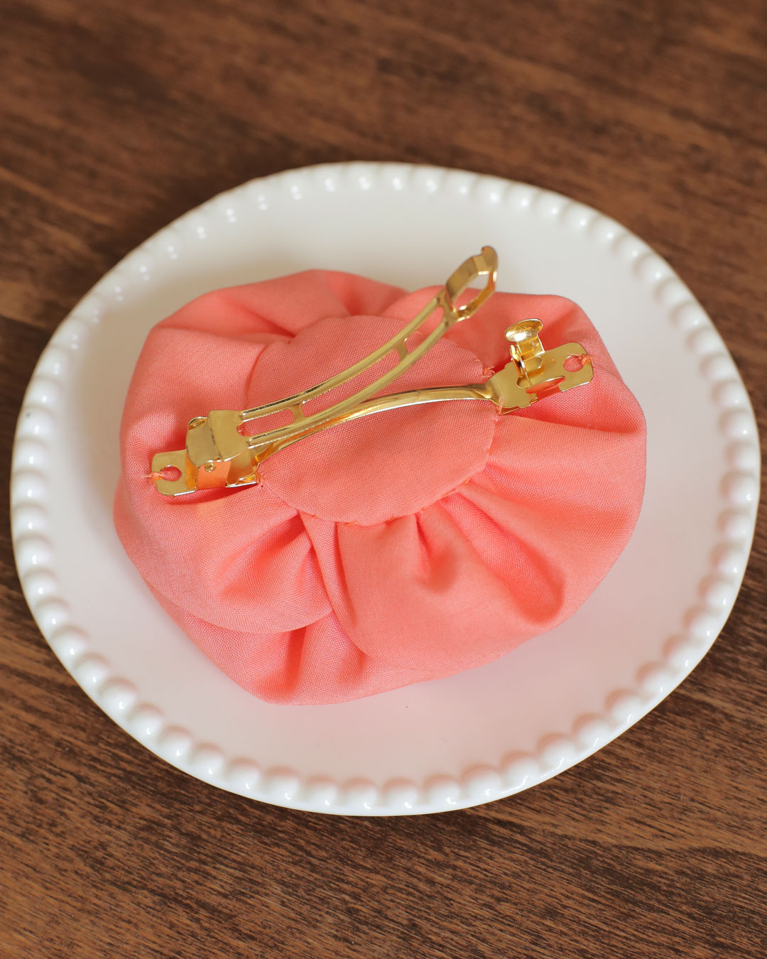 Barrette clip grande rose en tissu haute couture fait main voile de coton corail et cristal pêche doré swarovski Marie-Joséphine. Accessoire invitée mariage