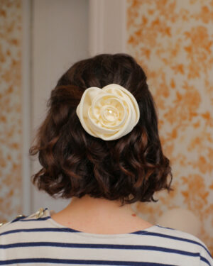 Barrette clip grande rose en tissu haute couture viscose ivoire et perle de cristal nacrée swarovski. Accessoire idéal mariée cérémonie Marie Joséphine