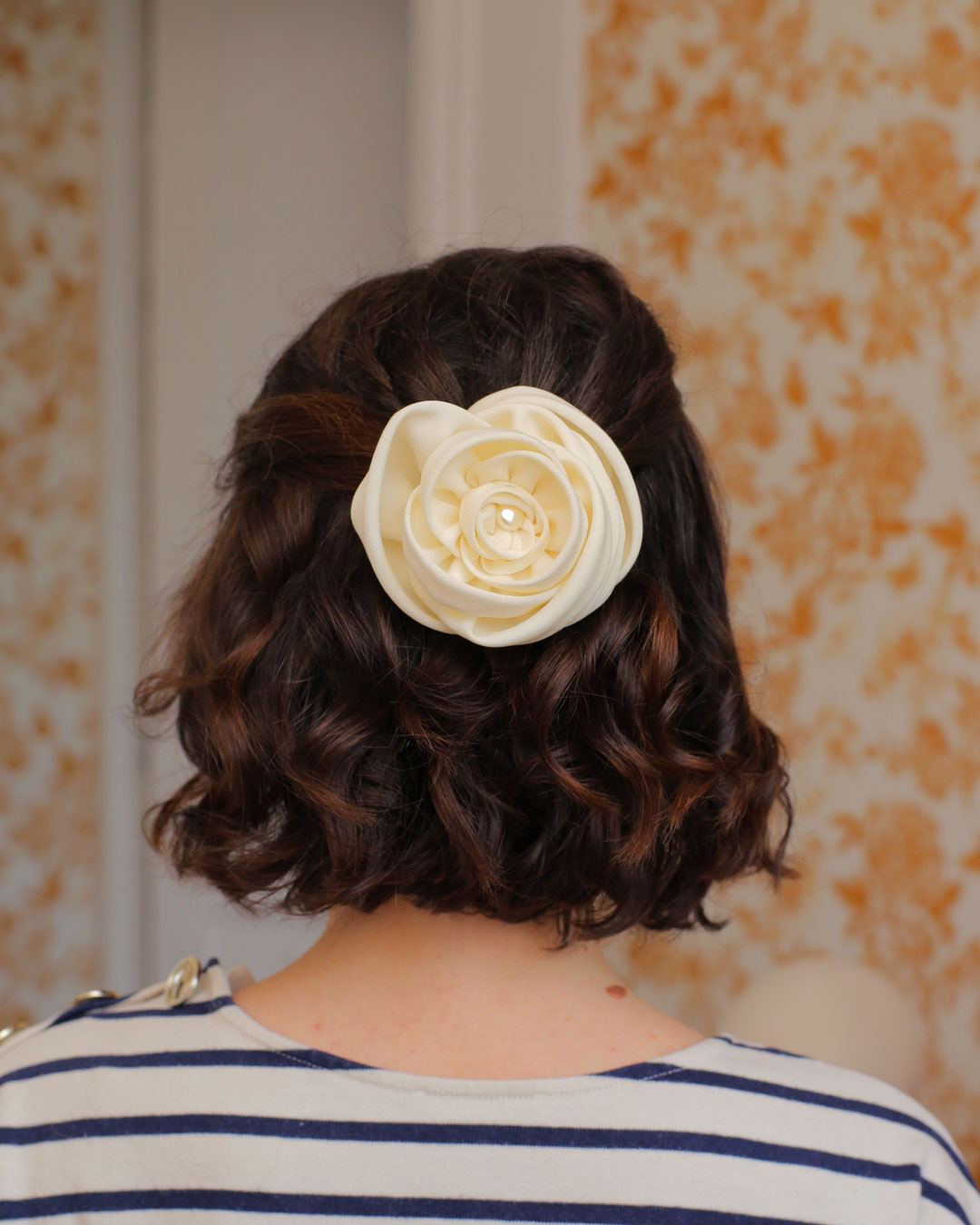 Barrette clip grande rose en tissu haute couture viscose ivoire et perle de cristal nacrée swarovski. Accessoire idéal mariée cérémonie Marie Joséphine