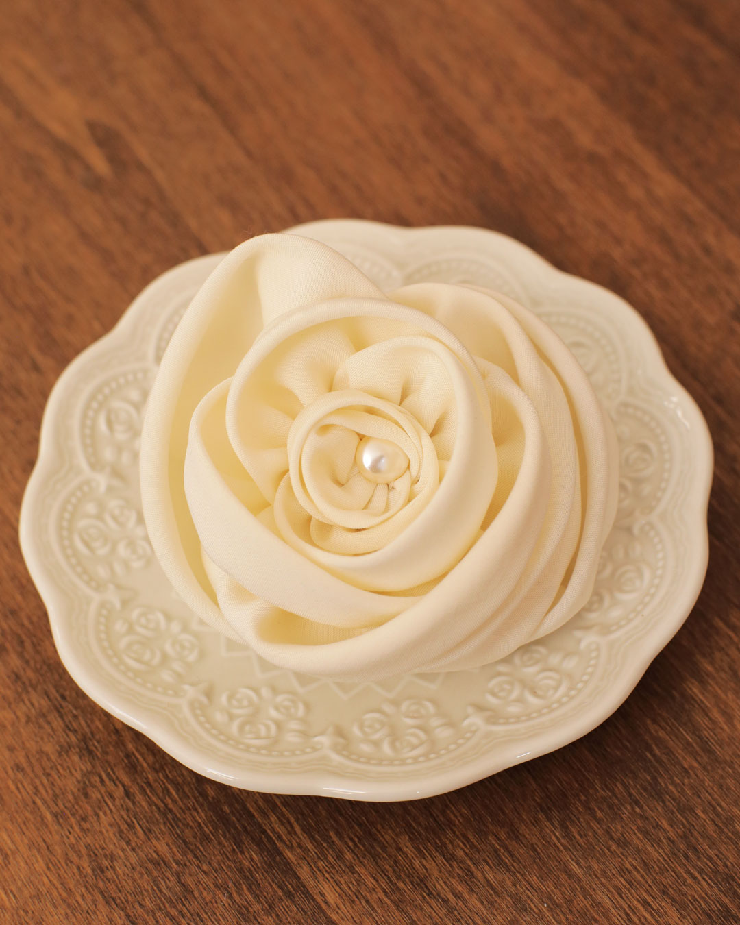 Barrette clip grande rose en tissu haute couture viscose ivoire et perle de cristal nacrée swarovski. Accessoire idéal mariée cérémonie Marie Joséphine