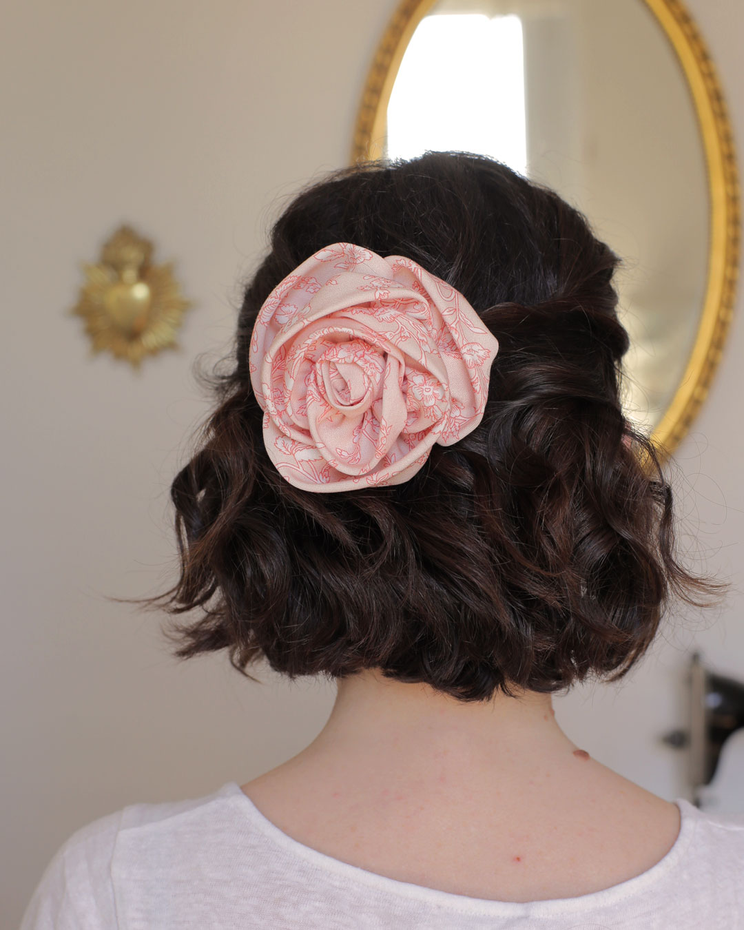 Barrette clip grande rose en tissu haute couture faite à la main en viscose soyeuse rose fleurie Marie-Joséphine. Accessoire invitée mariage