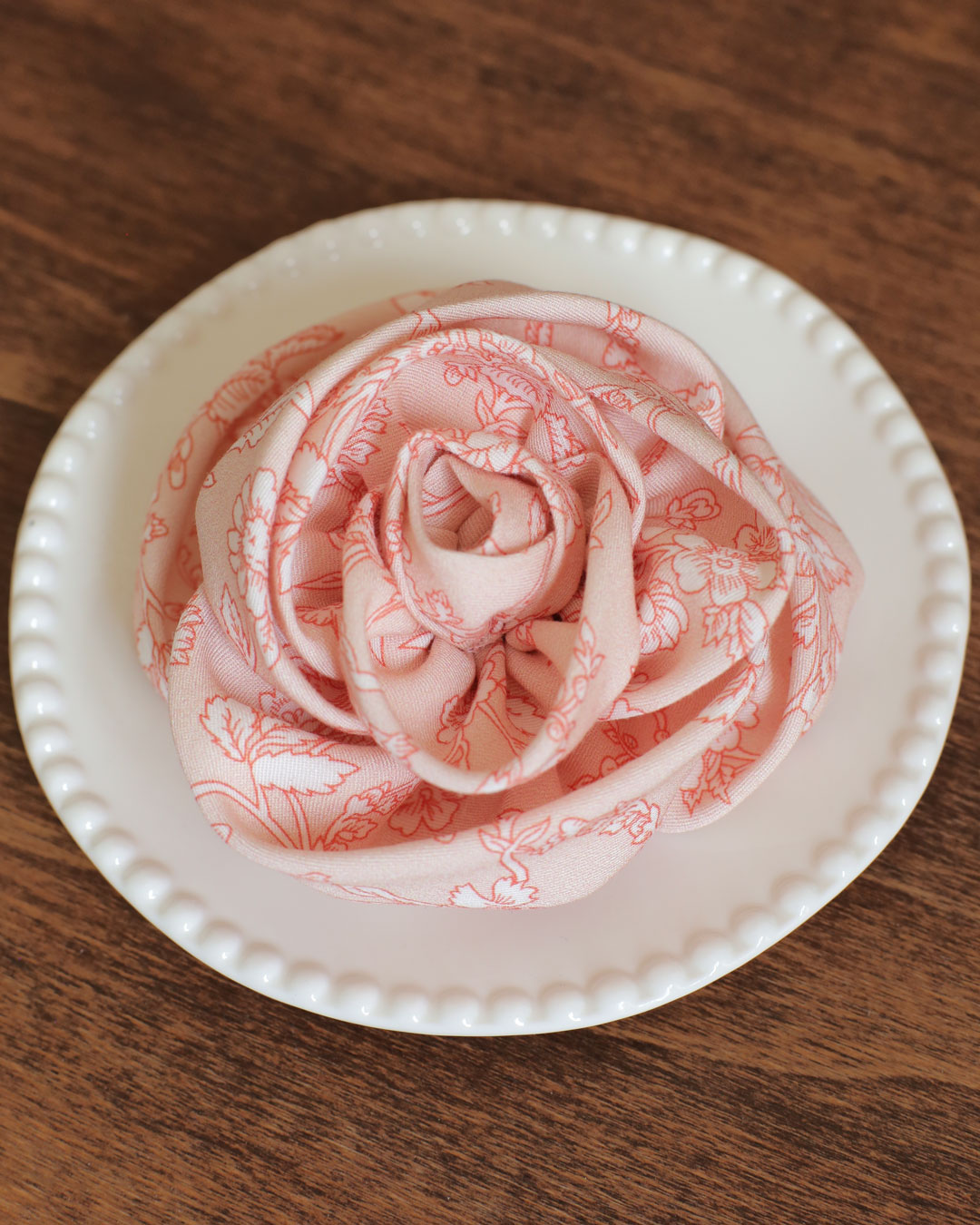 Barrette clip grande rose en tissu haute couture faite à la main en viscose soyeuse rose fleurie Marie-Joséphine. Accessoire invitée mariage