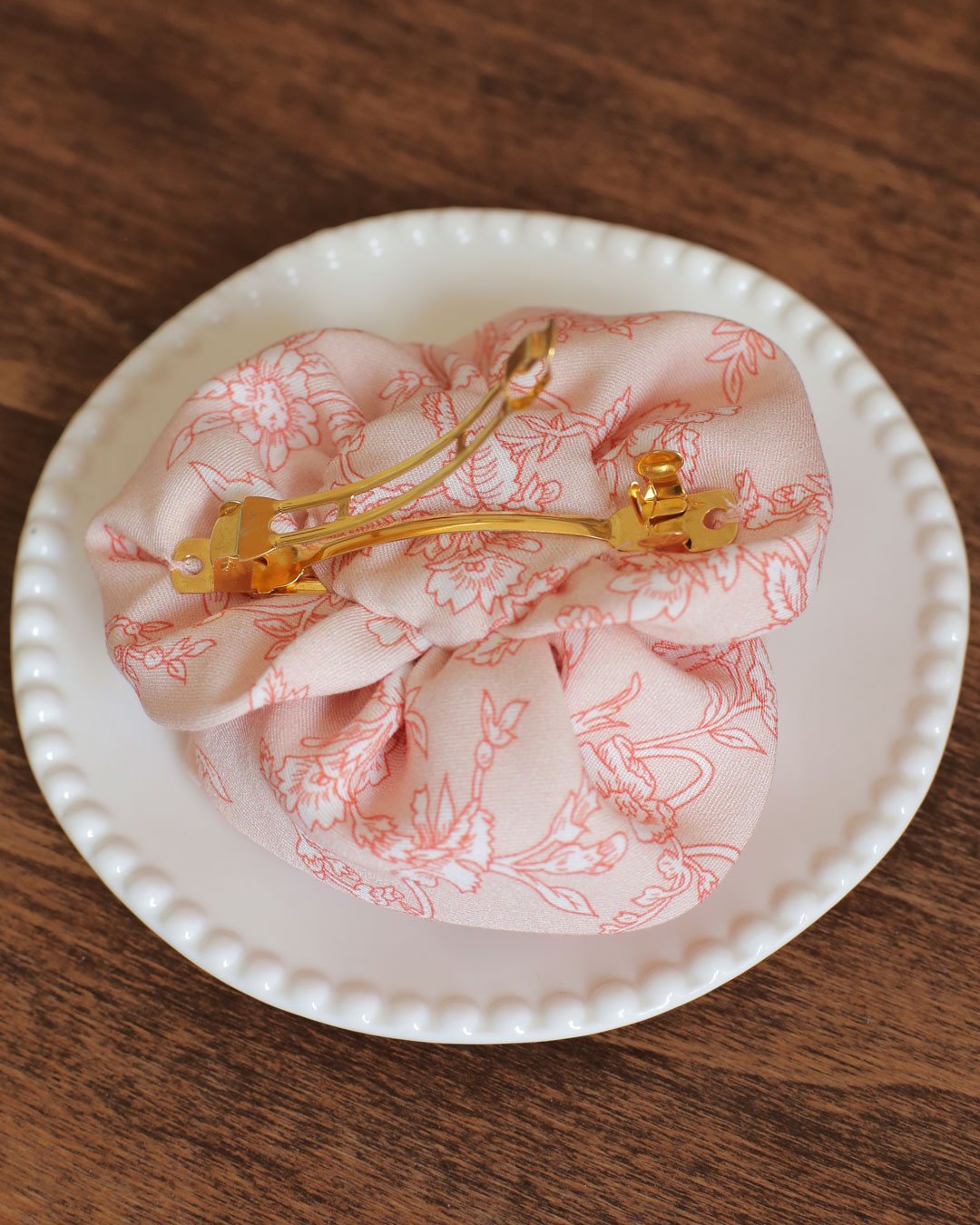 Barrette clip grande rose en tissu haute couture faite à la main en viscose soyeuse rose fleurie Marie-Joséphine. Accessoire invitée mariage