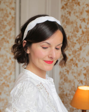 Serre-tête tressé en coton brodé blanc broderie anglaise parfait pour le printemps été et les cérémonies Isaure Marie-Joséphine