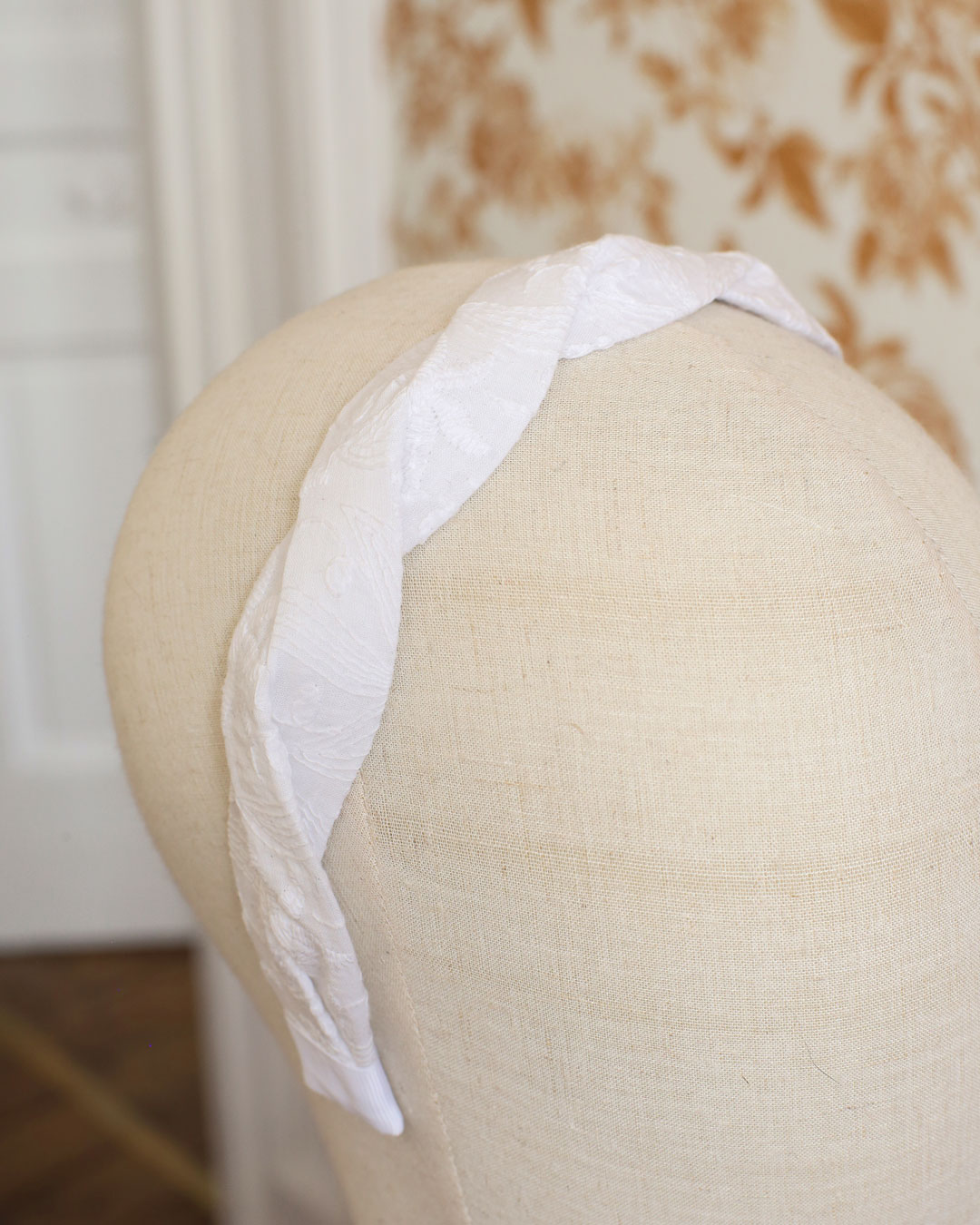 Serre-tête tressé en coton brodé blanc broderie anglaise parfait pour le printemps été et les cérémonies Isaure Marie-Joséphine