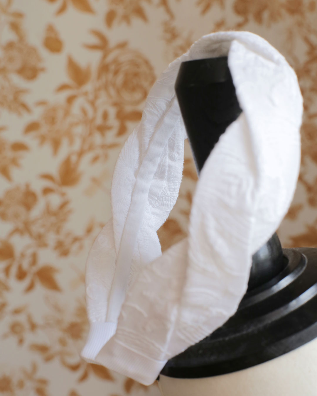 Serre-tête tressé en coton brodé blanc broderie anglaise parfait pour le printemps été et les cérémonies Isaure Marie-Joséphine