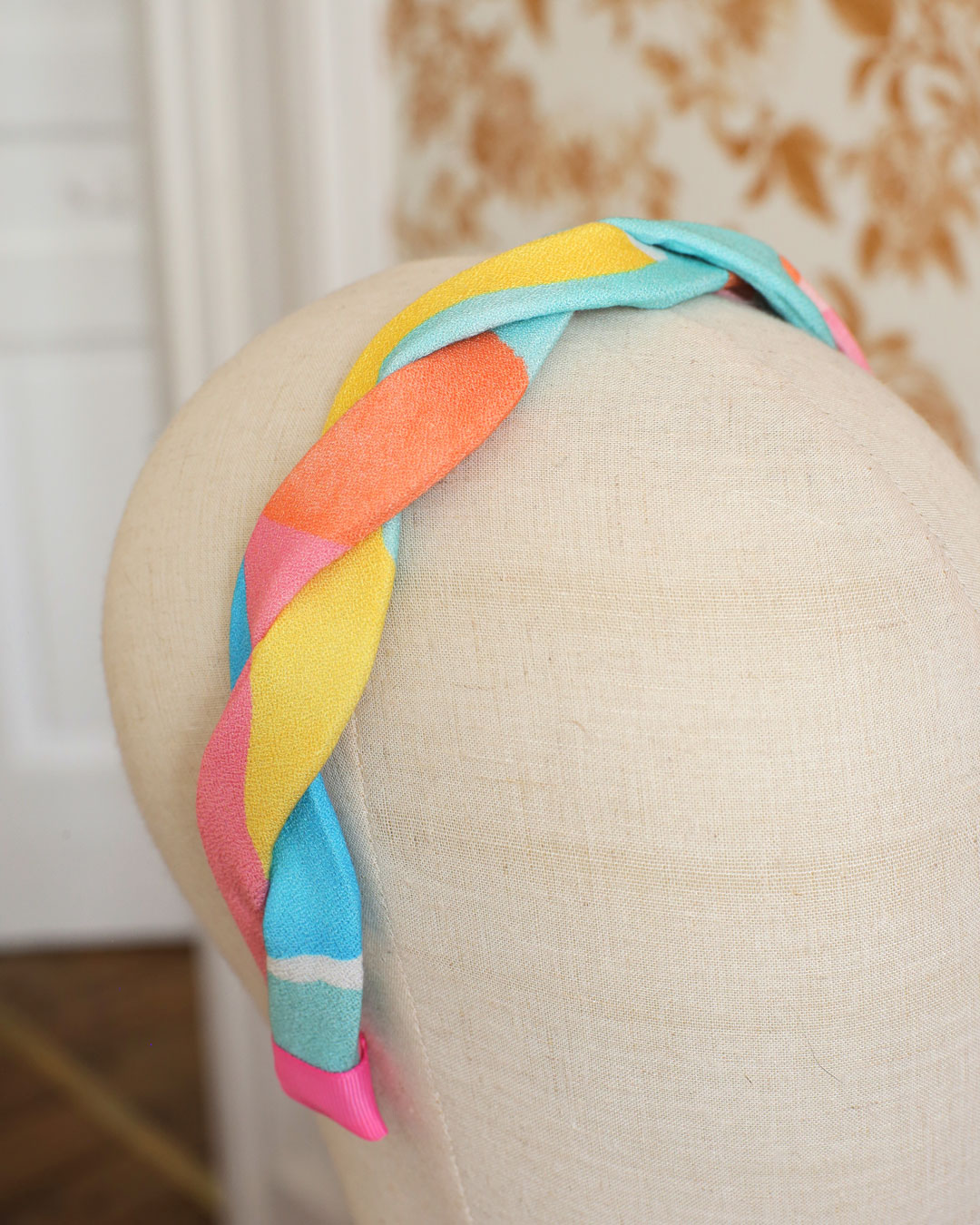 Serre-tête tressé deux brins guimauve en crêpe de viscose multicolore tache abstraite pastel et couleurs acidulées parfait pour le printemps été et les cérémonies Isaure Marie-Joséphine