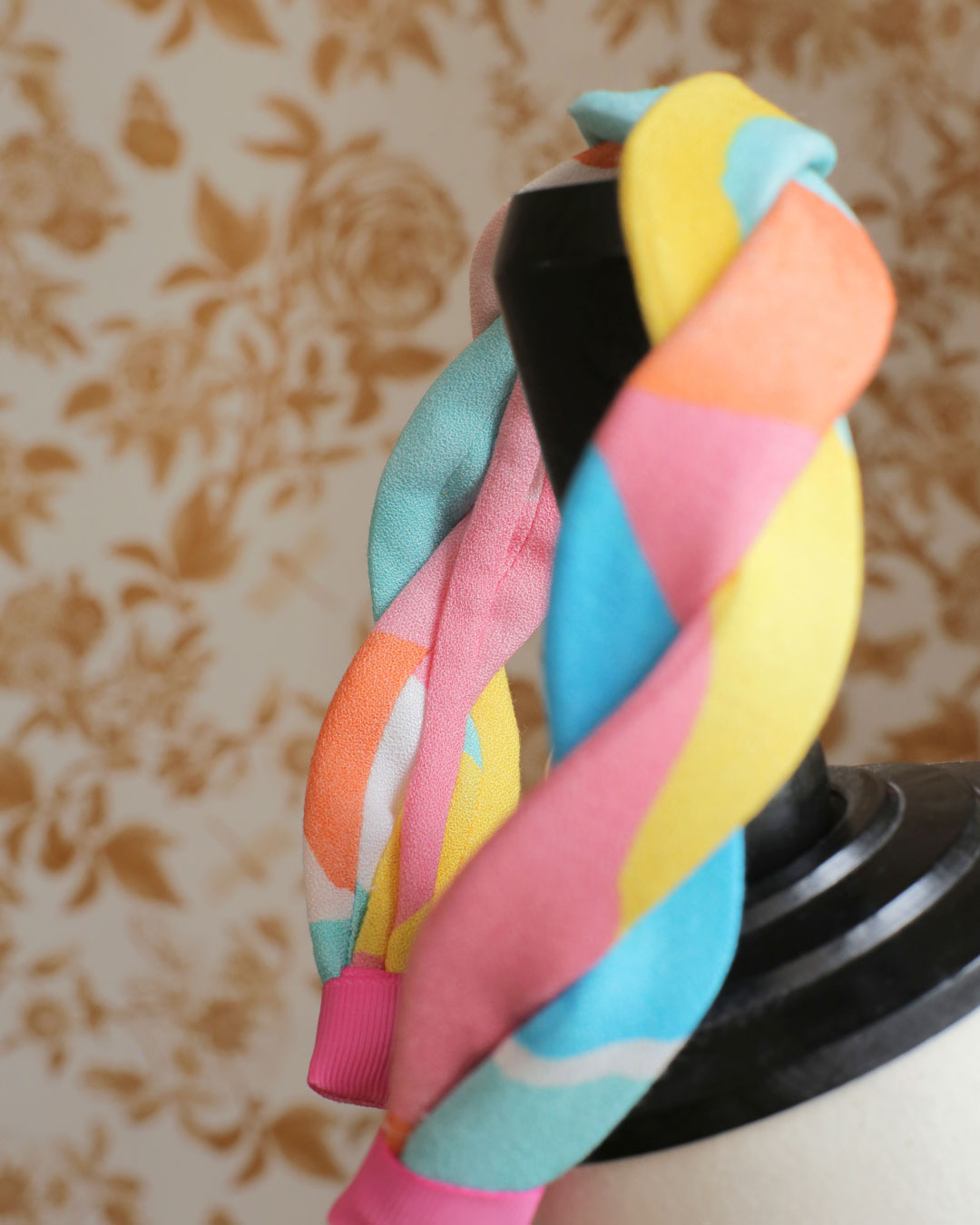 Serre-tête tressé deux brins guimauve en crêpe de viscose multicolore tache abstraite pastel et couleurs acidulées parfait pour le printemps été et les cérémonies Isaure Marie-Joséphine
