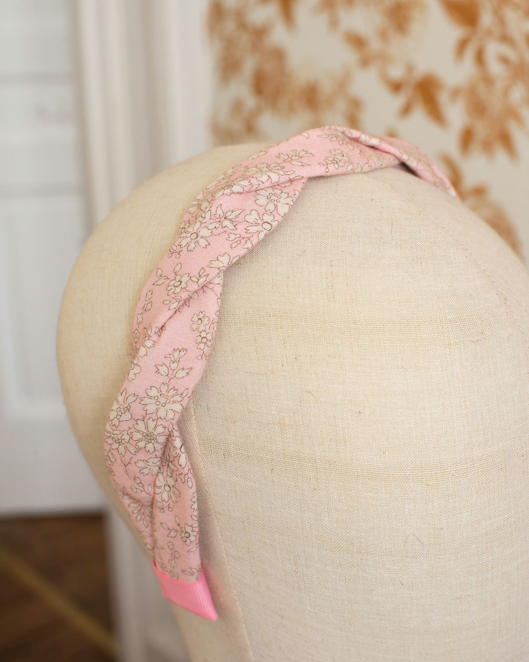 Serre-tête tressé deux brins en double gaze liberty capel rose nude parfait pour le printemps été et les cérémonies Isaure Marie-Joséphine