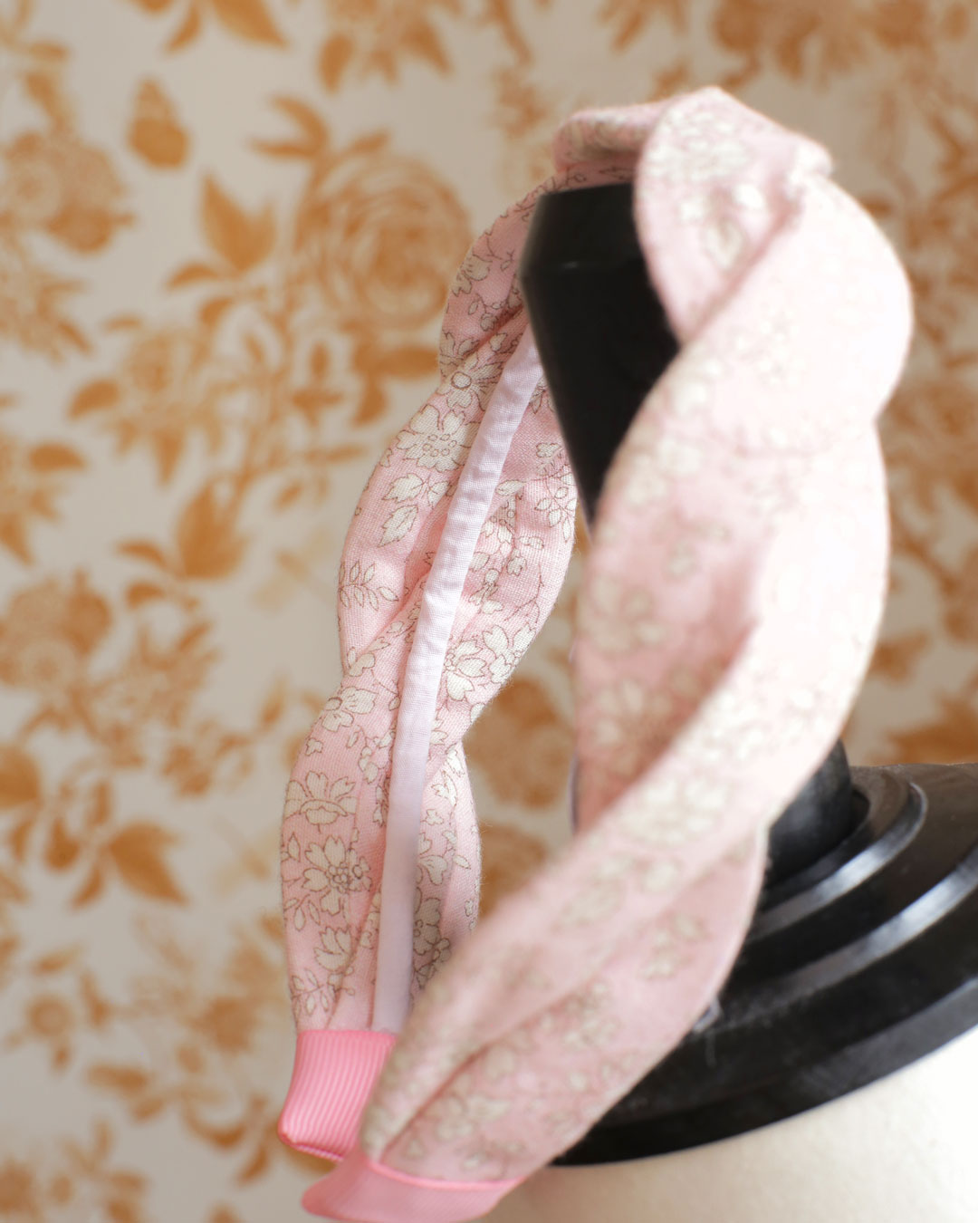 Serre-tête tressé deux brins en double gaze liberty capel rose nude parfait pour le printemps été et les cérémonies Isaure Marie-Joséphine