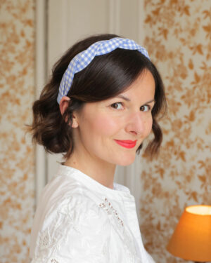 Serre-tête tressé en coton petit vichy bleu clair et blanc parfait pour le printemps été et les cérémonies Isaure Marie-Joséphine