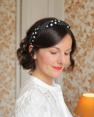 Serre-tête tressé deux brins en coton motif petits pois et gros pois blancs sur fond noir parfait pour le printemps été et les cérémonies Isaure Marie-Joséphine
