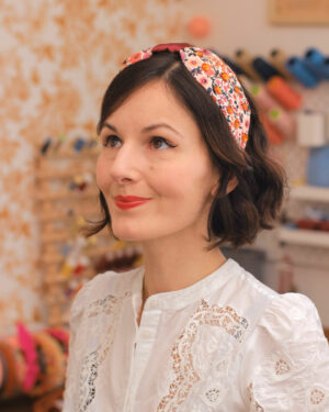 Le Serre-tête porté par Noëmie Honiat sur M6 dans la Meilleure boulangerie de France - serre-tête Marie-Joséphine Elisabeth Jardin flamboyant large fleuri écru rouge rose et orange sequins oranges