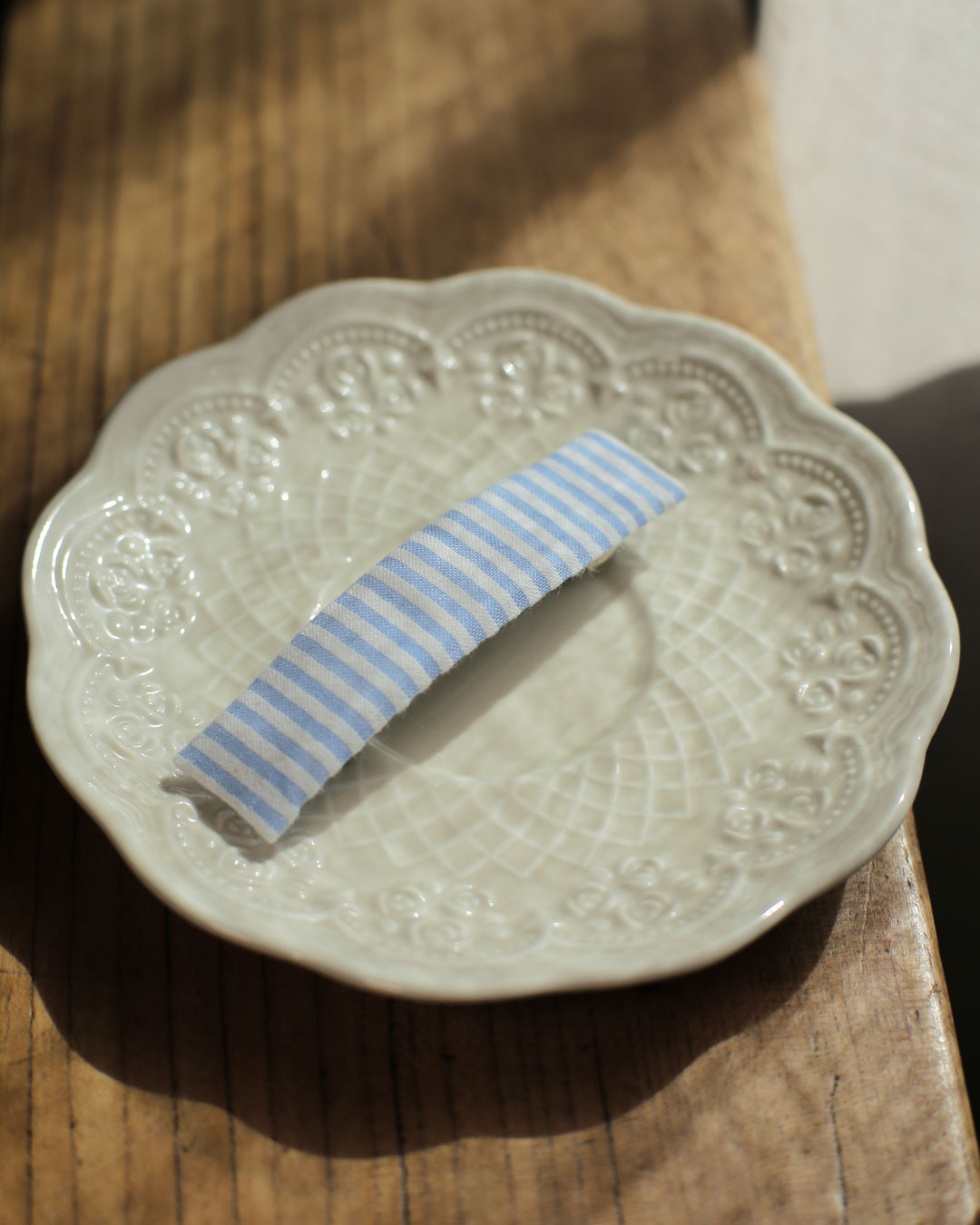 French barrette cheveux Hortense Marie-Joséphine rectangulaire en tissu coton fines rayures bleues et blanches parfaite pour cérémonies et tenues du quotidien
